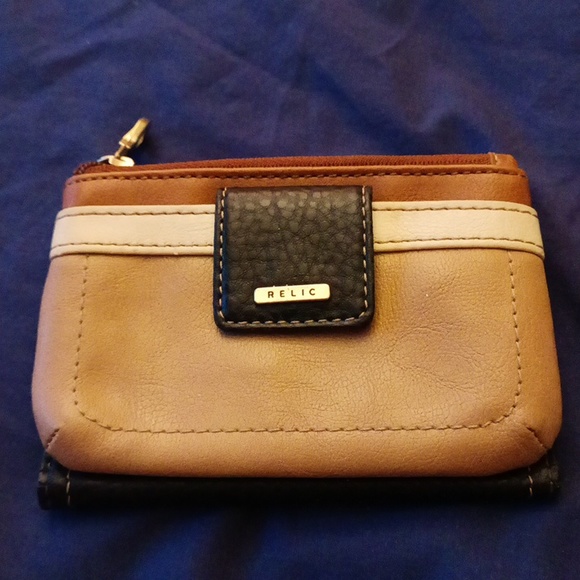 Relic brand change purse multi-pockets snap button zippers. Cards and cash - Picture 2 of 7